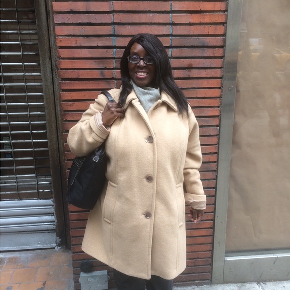 Meet your Posher, Elizabeth I’m not into the name brand craze, but have taste. - Picture 1 of 1